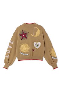 Strikket cardigan i beige med røde detaljer. Har store, fargerike broderte motiver: sol, måne, stjerne, hjerte og teksten "KJÆRLIGHET."