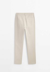 Beige katoenen broeken met een rechte snit, voorzien van een enkele achterzak en riemlussen. Glad textuur, op maat gemaakt ontwerp, geen zichtbare patronen.