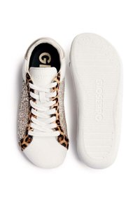 Sneaker bianco con pannelli laterali glitterati argento e dettagli a stampa leopardata. Presenta punta rotonda, lacci bianchi e suola in gomma testurizzata.