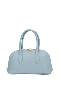 Jasnoniebieska skórzana torba o zaokrąglonym kształcie, z dwiema rączkami, złotym zamkiem i subtelną fakturą. Posiada wyhaftowane akcenty.