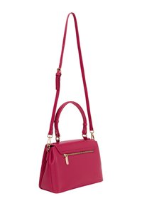 Sac à main en simili cuir fuchsia avec un design structuré, des poignées doubles, une bandoulière ajustable et une poche zippée à l'avant avec des accents dorés.