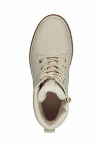 Bottes beige à cheville en cuir lisse avec un intérieur moelleux, dotées d'un bout rond, de garnitures dorées et de lacets à l'avant.