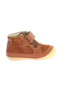 Bottine en suede marron avec une finition texturée, dotée d'une sangle Velcro, de détails en dentelle et d'une semelle en caoutchouc. La vue de côté montre une construction solide.