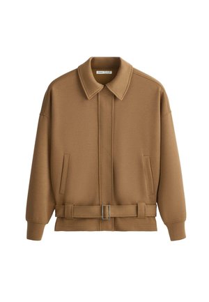 Giacca marrone a maniche lunghe con colletto, tasche frontali e cintura in vita con fibbia rettangolare, mostrata su sfondo bianco.