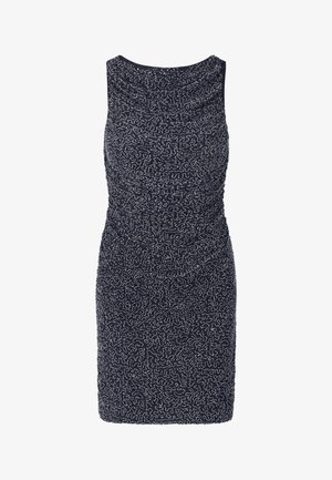 Bezramionowa granatowa sukienka z marszczonym wzorem i teksturowanym nadrukiem. Gładka tkanina z delikatnym połyskiem; długość do kolan. Brak widocznych detalów metalowych.