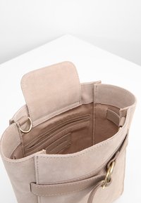 mint&berry Taška s příčným popruhem - grey