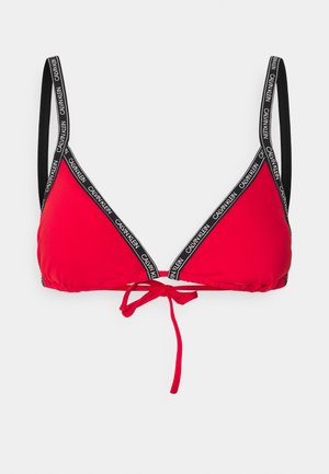 Top bikini triangolo rosso con spalline nere regolabili, caratterizzato dal logo 'Calvin Klein'. Chiusura con lacci al centro anteriore. Texture liscia.
