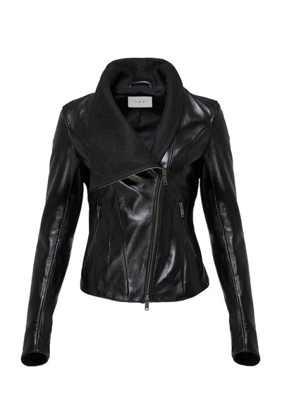 Veste en cuir noire asymétrique à fermeture éclair, avec grand col en tissu et deux poches zippées à l'avant, cintrée à la taille.