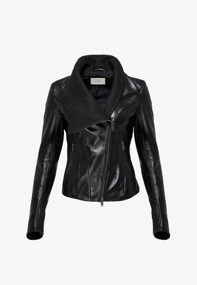 Veste en cuir noire asymétrique à fermeture éclair, avec grand col en tissu et deux poches zippées à l'avant, cintrée à la taille.