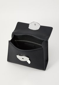 Borsa a tracolla nera in pelle con finitura testurizzata, accessori in argento, chiusura a soffietto superiore e tasca interna con zip per una migliore organizzazione.