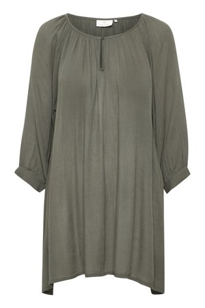 Olivengrøn, langærmet tunikabluse med rund halsudskæring og knappelukning foran. Har blødt, let flydende stof med en afslappet pasform.