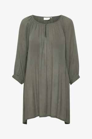 Olivengrøn, langærmet tunikabluse med rund halsudskæring og knappelukning foran. Har blødt, let flydende stof med en afslappet pasform.