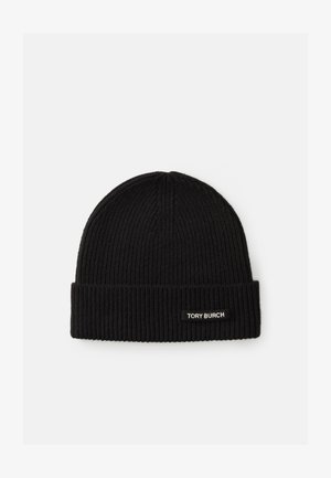 Czarna dzianinowa czapka z prążkowanym wzorem i złożonym mankietem; ma białą metkę z logo na mankiecie. Gładkie wykończenie materiału.