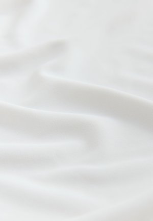 Mehak, bela tkanina z gladko teksturo in nežnim padajočim učinkom, ki vsebuje subtilne, fine vzorce v tkanju ter ustvarja čist, minimalističen videz.