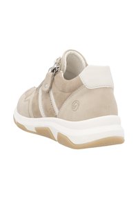 Basket en nubuck beige avec des accents en cuir blanc, un bout rond et une semelle amortie. Caractéristiques : fermeture éclair et branding discret.