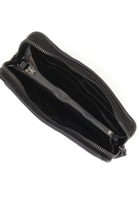 Portafoglio in pelle nera con chiusura a zip, dotato di più scomparti per carte e una tasca centrale con zip. Interno texturizzato con esterno liscio.