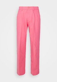 Różowe bawełniane spodnie o prostych nogawkach, z przednią plisą, pojedynczym zapięciem na guzik oraz dwoma bocznymi kieszeniami.