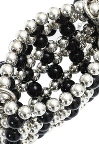 Geweven armband met afwisselend glanzende zilveren metalen en zwarte bolvormige kralen. Gladde, reflecterende oppervlakken met een gestructureerd patroon op de zilveren kralen.