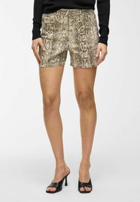 Slangenpatroon shorts in beige en bruin tinten, met een getailleerd ontwerp, een knoopsluiting aan de voorkant en een subtiele glans.
