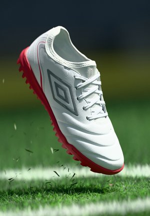 TOCCO V TEAM TF - Botines de fútbol para terreno firme - white/silver-coloured/equestrian red