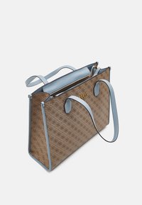 Bolso tote marrón con estampado y detalles en cuero azul claro, que cuenta con un cierre superior, dos asas para el hombro y un sutil acabado en dorado.