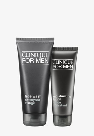 To sorte Clinique for Men tuber: en ansigtsvask og en fugtighedslotion, begge med flip-top låg, på en hvid baggrund.