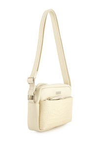 Cremfarbene Leder-Crossbody-Tasche mit Akzenten in Krokodil-Optik, verstellbarem Gurt, Reißverschluss-Hauptfach und Vordertasche.