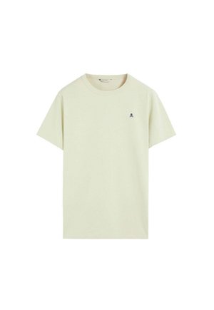 Simpel lysebeige T-shirt med kortærmer, rund hals og lille mørkt kranium og korslagte knogler logo på venstre bryst.