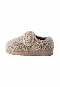Brun, fuzzy slip-on klipklap med en tyk sål og en rund pom-pom dekoration på den øverste side.