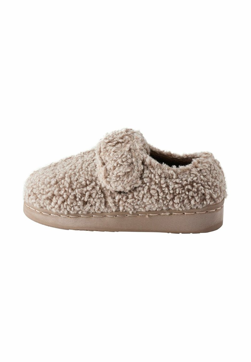 Brun, fuzzy slip-on klipklap med en tyk sål og en rund pom-pom dekoration på den øverste side.