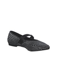 Zapato plano negro con punta afilada, decorado con tachuelas plateadas. Presenta una correa estilo Mary Jane para mayor soporte. Textura suave.