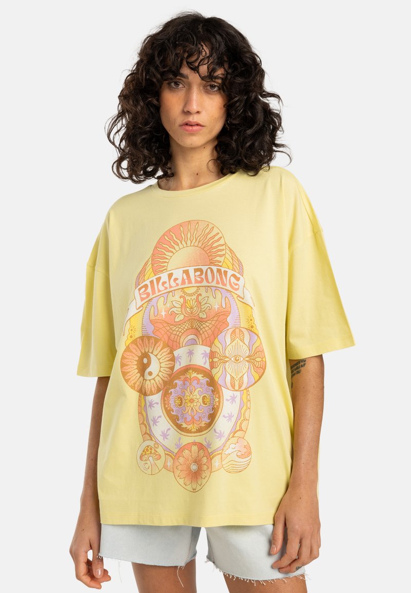 Gele oversized T-shirt van katoen, met een kleurrijk grafisch ontwerp met zon- en bloemenpatronen. Korte mouwen en een ronde hals.