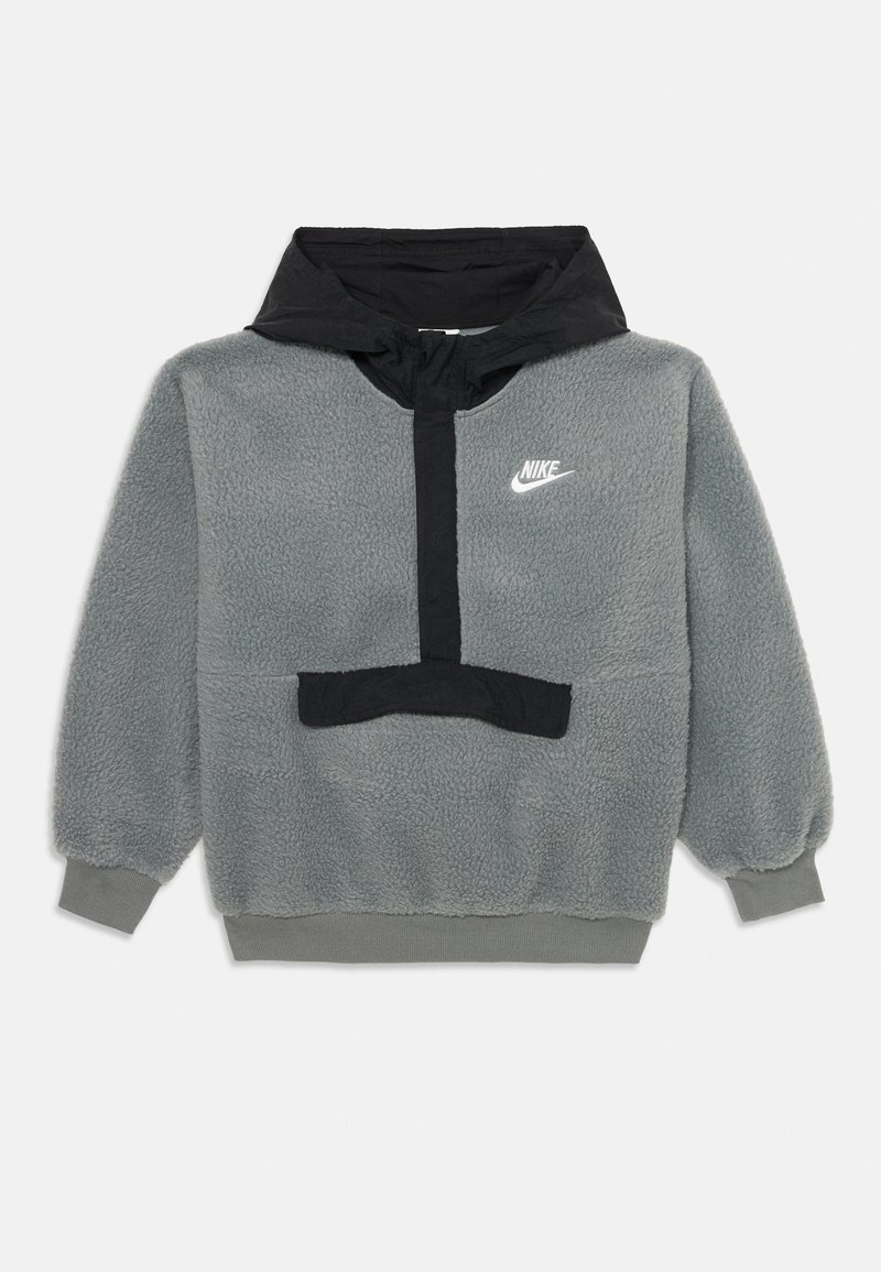Nike hettegenser i lys grå fleece med svart hette og frontlomme. Har elastiske mansjetter og kant. Logo i hvitt på venstre bryst.