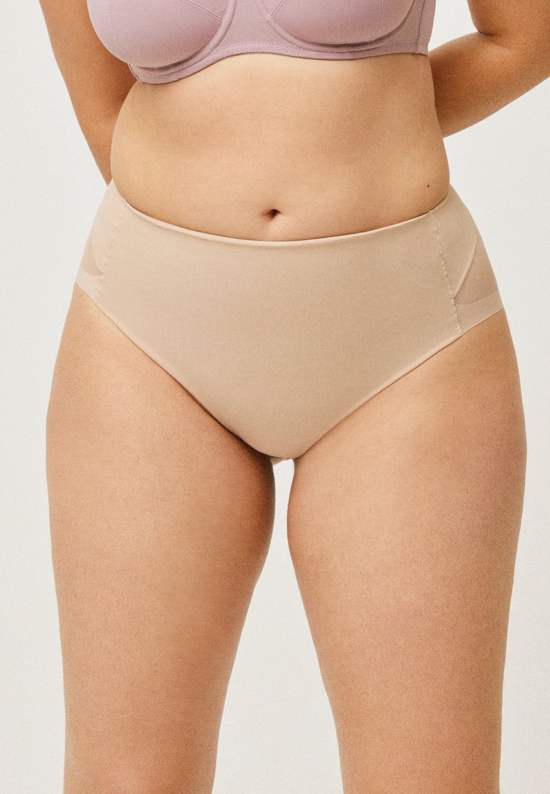 Braguita de talle alto beige hecha de una tela suave, con bordes sin costuras y una cinturilla blanda, diseñada para ofrecer comodidad y un ajuste seguro.