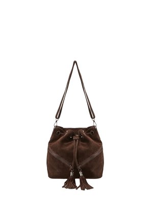 Borsa a secchiello in suede marrone con chiusura a coulisse e doppi dettagli con nappine, dotata di una tracolla lunga e regolabile.
