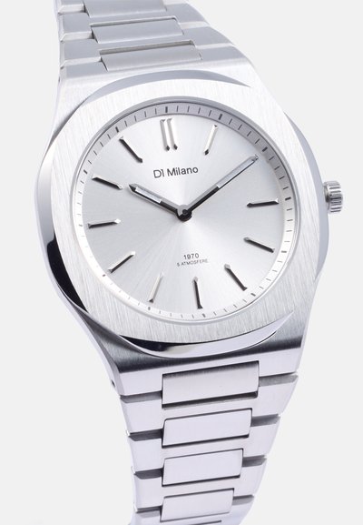 Orologio in acciaio inox argentato con finitura spazzolata, quadrante minimalista, indicatori delle ore e bracciale a maglie elegante. Impermeabile fino a 5 atmosfere.