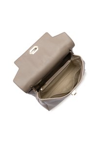Borsa a mano in pelle grigia con forma strutturata e dettagli in metallo dorato. La vista aperta rivela un ampio interno e una tasca con zip.