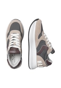 Sneakers con un design stratificato in beige, grigio e bordeaux. Materiali in suede e lisci, con lacci bianchi e una suola bianca spessa.