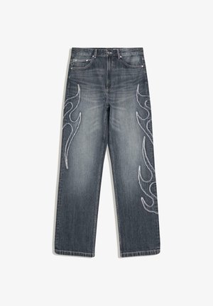Jeansi cu picioare largi din denim închis la culoare, având accente de cusături albe în formă de flacără pe ambele picioare, cu un design clasic cu cinci buzunare și închidere cu nasturi.