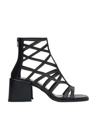 Zwarte high-heeled sandaal met een strap-design, voorzien van een blokhak en een rits aan de achterkant. Gemaakt van leer met een gladde textuur.
