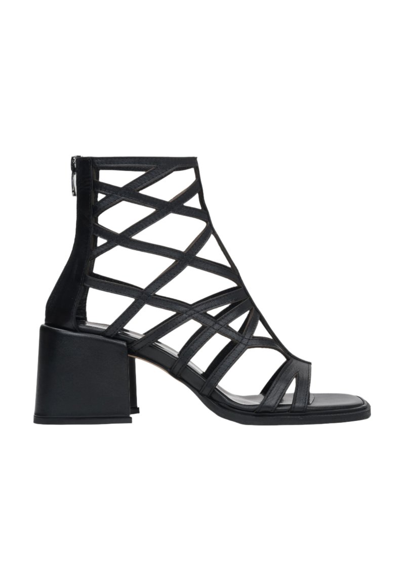 Zwarte high-heeled sandaal met een strap-design, voorzien van een blokhak en een rits aan de achterkant. Gemaakt van leer met een gladde textuur.