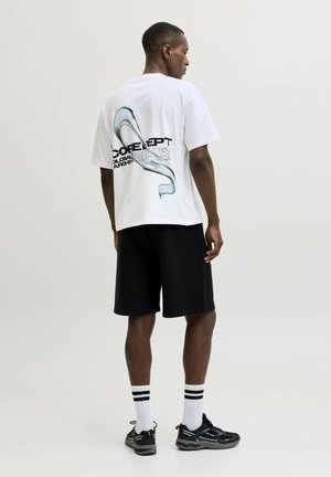 Jack & Jones, CHROME BACKPRINT JCOBIARRITZ - T-Shirt print - bright white
