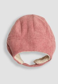 Cappello rosa a coste con un morbido rivestimento interno, dotato di orecchie e una cima arrotondata, progettato per calore e comfort.