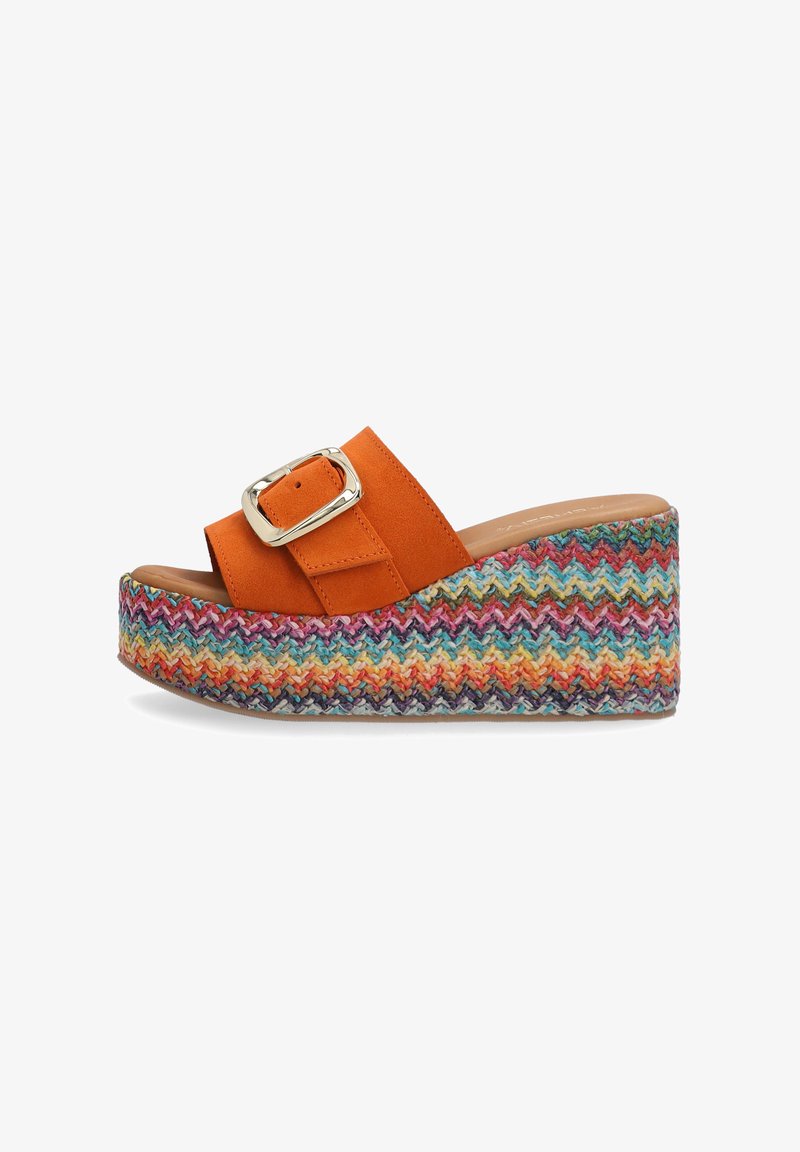 Sandale compensée en suede orange avec une grande boucle en argent et une semelle en toile tissée à motif zigzag coloré. Design à bout ouvert.
