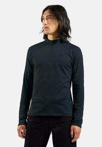 Schwarzer Langarmpullover mit einem Viertelreißverschluss, weicher Textur und tailliertem Design, ausgestattet mit einem dezenten Logo auf der Brust und Raglanärmeln.