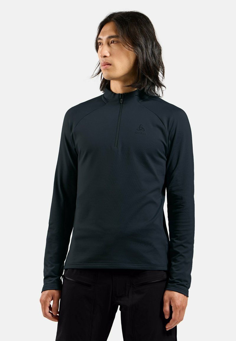 Schwarzer Langarmpullover mit einem Viertelreißverschluss, weicher Textur und tailliertem Design, ausgestattet mit einem dezenten Logo auf der Brust und Raglanärmeln.