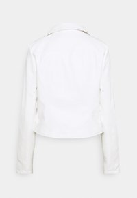 Biała krótka kurtka z denimu, z klasycznym kołnierzem, długimi rękawami i bezszwowym tyłem, bez widocznego metalowego wykończenia lub akcesoriów.