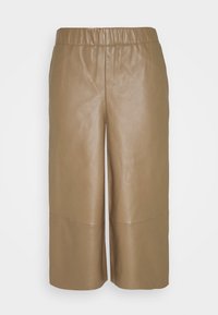 Bruine nep leren wijde broek met een elastische tailleband, gepolijste textuur en naaddetails nabij de zoom. Verkorte lengte.