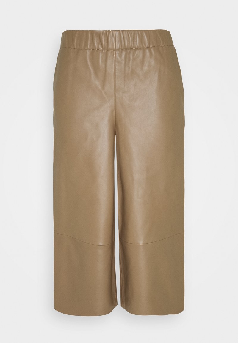 Bruine nep leren wijde broek met een elastische tailleband, gepolijste textuur en naaddetails nabij de zoom. Verkorte lengte.