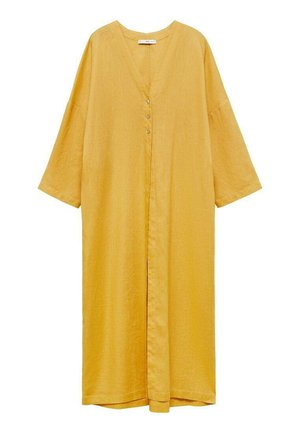 Robe en lin jaune avec un décolleté en V, des manches trois-quarts et une fermeture par boutons sur le devant. Texture douce et design à coupe ample.